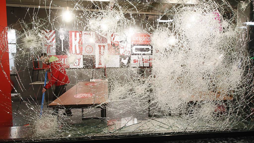 Ein beschädigtes Fast-Food-Restaurant in Rotterdam. Foto: Peter Dejong/AP/dpa