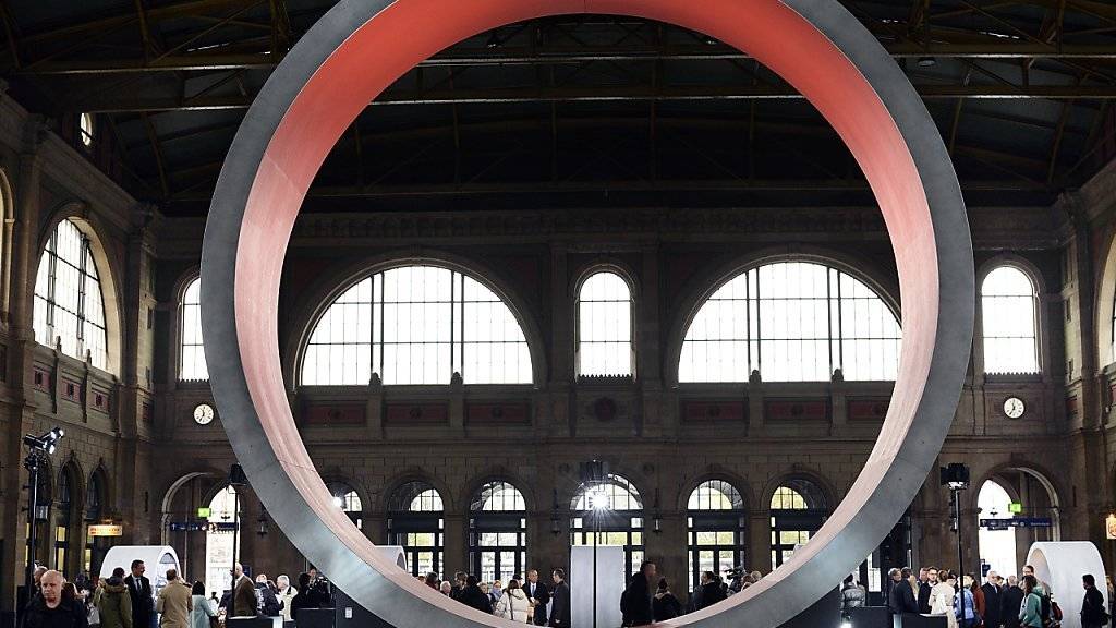 Seit dem 1. Juni läuft der Countdown zur Eröffnung des Gotthard-Basistunnels.  Im Zürcher Hauptbahnhof - und später an verschiedenen weiteren Bahnhöfen - kann die Bevölkerung bereits jetzt eine virtuelle Reise durch den längsten Eisenbahntunnel der Welt erleben.