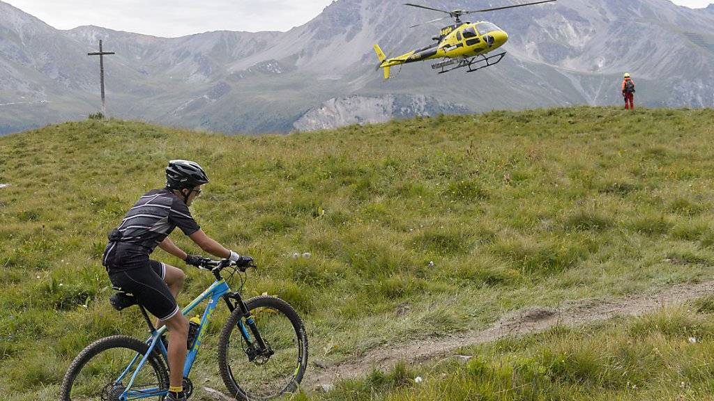 Dieser Teilnehmer des «Swiss Mountain Bike Marathon Grand Raid» von Verbier nach Grimentz war im Sommer 2016 die Berge im Wallis noch selbst hochgefahren und nicht hochgeflogen, wie die rund 2000 anderen Sportler auch. (Archiv)