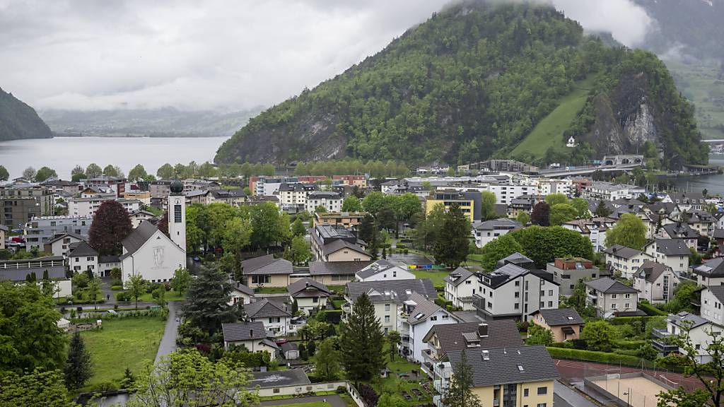 In Nidwalden läuten die Kirchenglocken für den Frieden: Im Bild Stansstad mit der katholischen Pfarrkirche Heilige Familie. Die Ortschaft liegt in der Nähe des Konferenzortes Bürgenstock liegt. (Archivaufnahme)