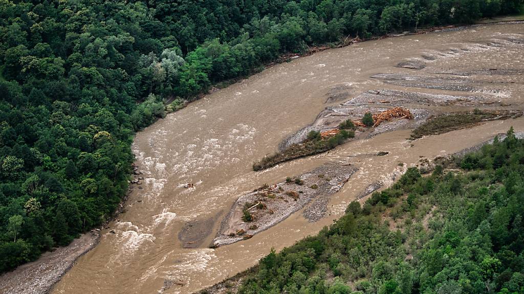 Die Hochwasser führende Maggia bei Cevio. Unterhalb dieser Ortschaft im Tal sind bisher zwei Todesopfer der Unwetter gefunden worden.