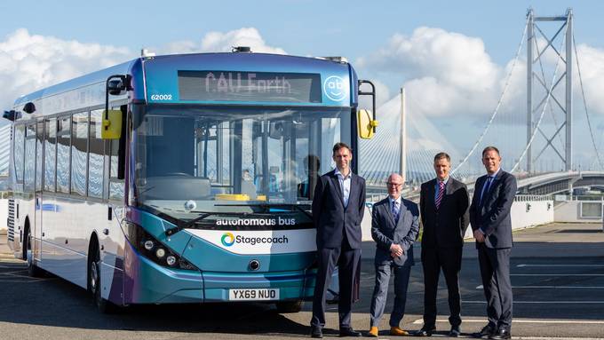 Selbstfahrender Bus mit Passagieren in Schottland im Regelbetrieb