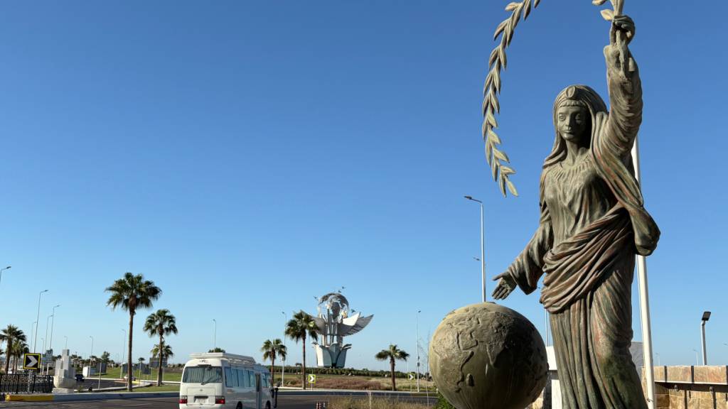 Ein Fahrzeug fährt am Friedensplatz in der ägyptischen Stadt Sharm el-Sheikh am Roten Meer vorbei. Foto: Uncredited/AP/dpa