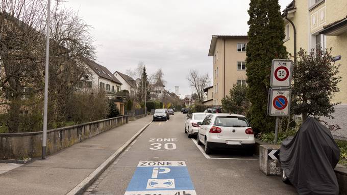 Anwohnende ärgern sich über Kantischüler: «Sie nehmen die Parkplätze weg»