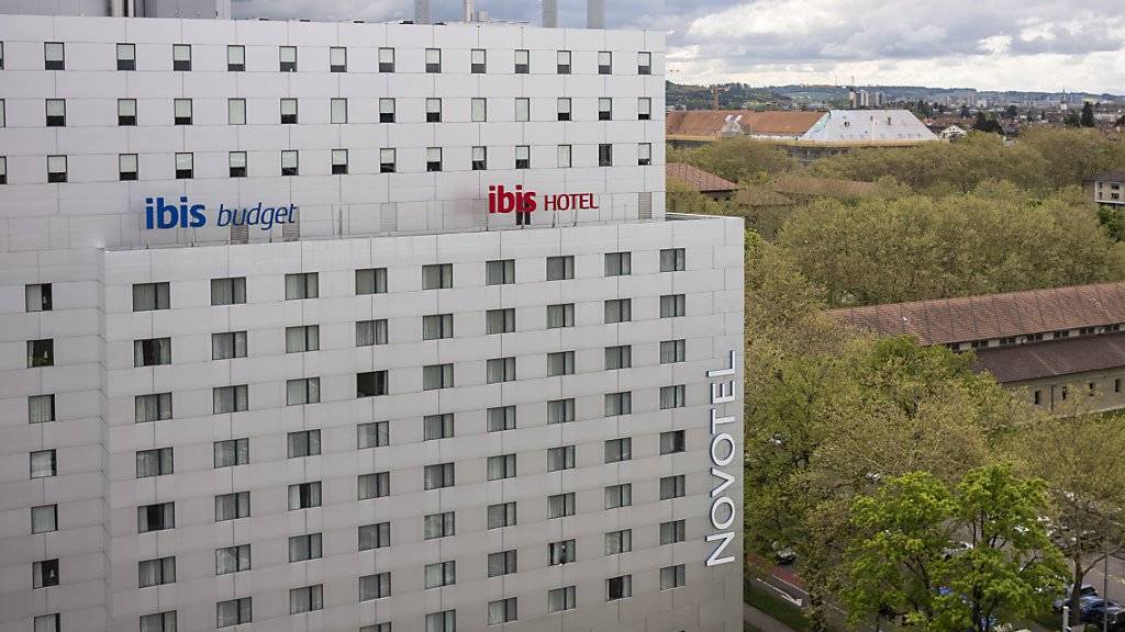 Die Schweizer Hotelbranche hat im März wieder etwas mehr Übernachtungen verzeichnet. Iim Bild das Hotel Ibis das Novotel in Bern. (Archivbild)