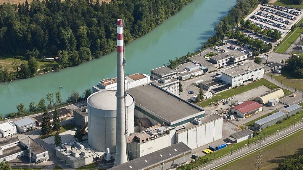 Das Kernkraftwerk Mühleberg an der Aare produzierte im vergangenen Jahr weniger elektrische Energie als 2014. (Archiv)