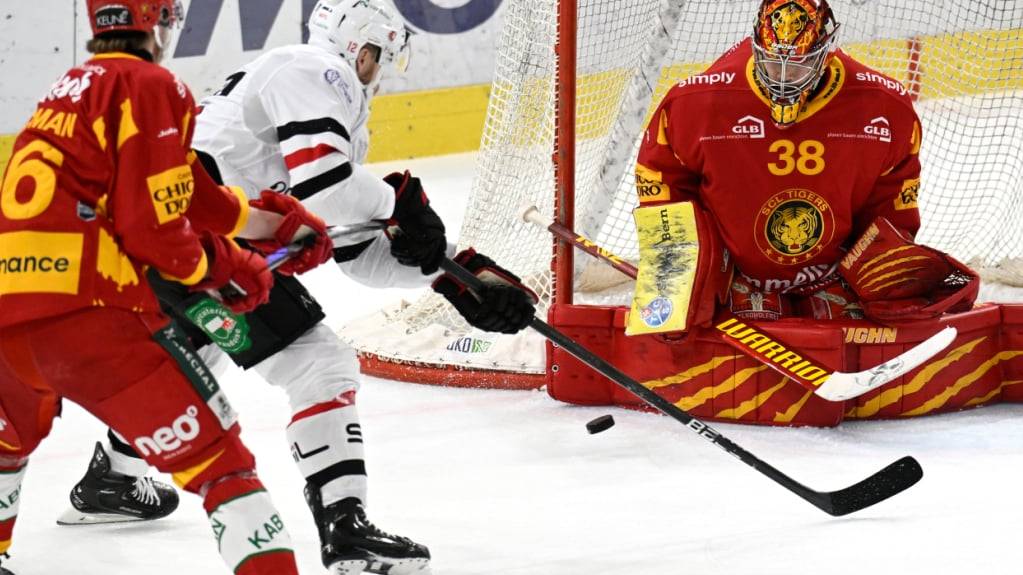 Virtual-Reality-Training erlaubt es Spielern, die Lücken in der Deckung des Goalies schneller und präziser zu erkennen: Szene vor dem Tor der SCL Tigers im Playoff-Viertelfinal gegen den Lausanne HC. (Archivbild)