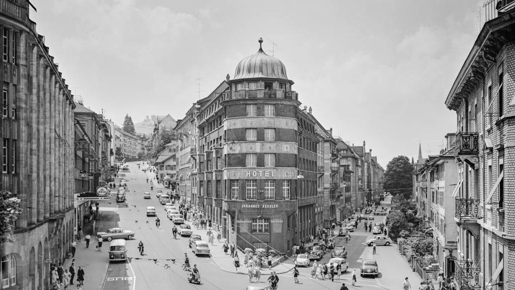So sah die Kreuzung Teufenerstrasse/Davidstrasse in St. Gallen im Jahr 1962 aus.