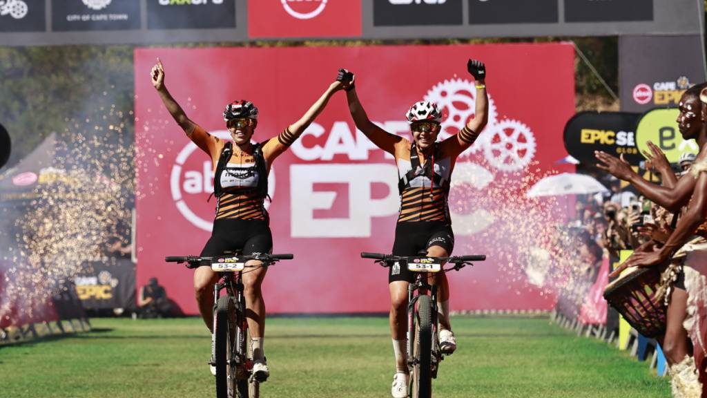 Alessandra Keller (links) und Candice Lill bei der Zieleinfahrt in Stellenbosch