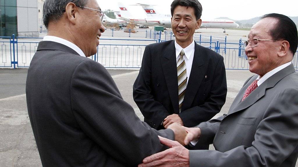 Nordkoreas Vize-Aussenminister Kung Sok Ung (links) muss aufs Land in die Verbannung. (Archivbild)