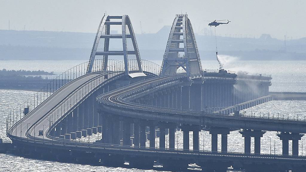 ARCHIV - An der Krim Brücke gab es erneute Explosionen. Russland spricht von abgewehrten Raketen. Foto: Uncredited/AP/dpa