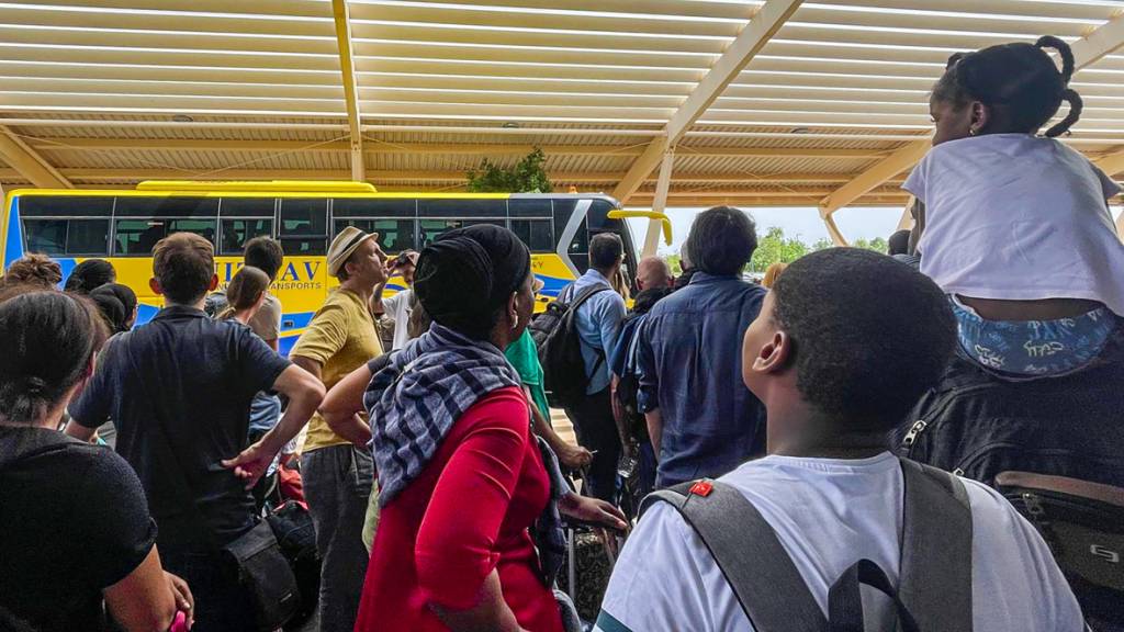 Französische Staatsangehörige versammeln sich auf dem Flughafen in Niamey. Foto: Sam Mednick/AP/dpa