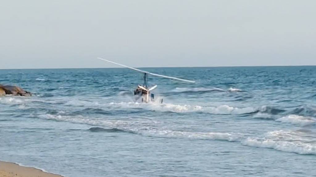 Gyrokopter kracht in Meer an italienischem Strand