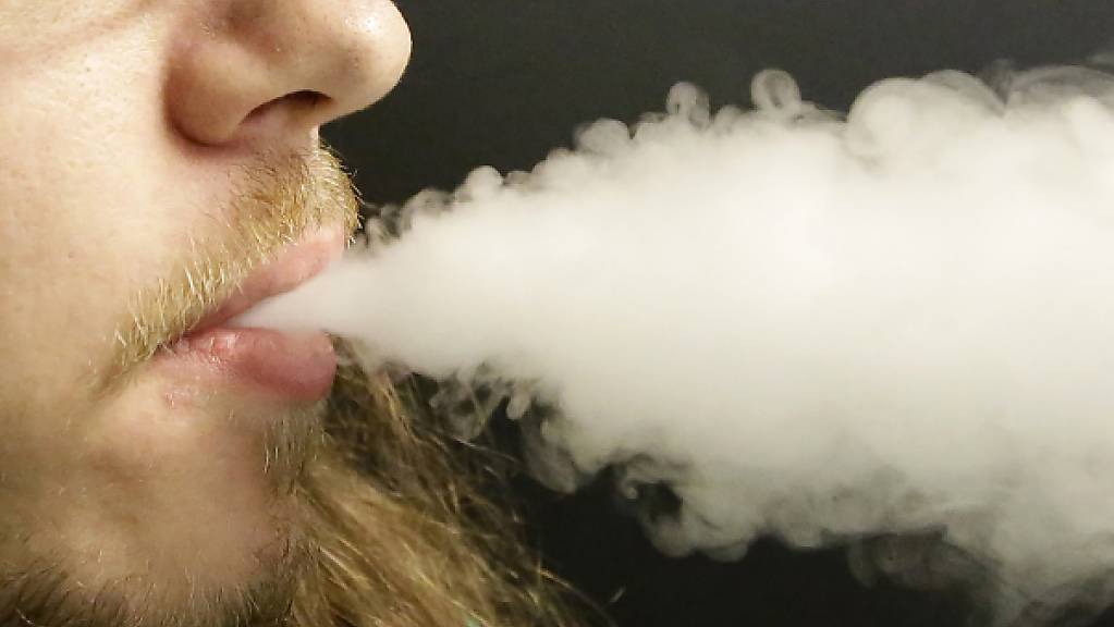 Nach einem Todesfall in den USA im Zusammenhang mit E-Zigaretten wollen die dortigen Behörden untersuchen, ob der Gebrauch von solchen Geräten zu Lungenerkrankungen führt. (Symbolbild)