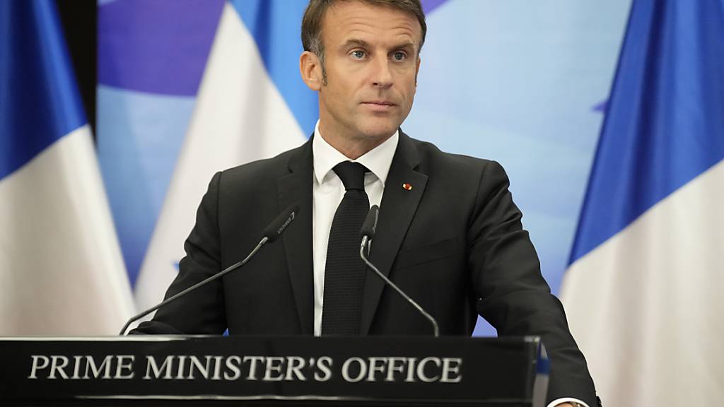 Frankreichs Präsident Macron ist zu einem zweitägigem Besuch in Israel eingetroffen. Foto: Christophe Ena/AP Pool/dpa