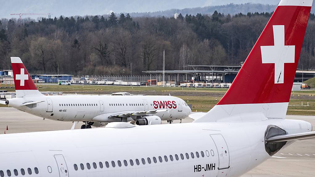 Die Fluggesellschaft Swiss belässt die meisten ihrer Flieger am Boden. (Archivbild)