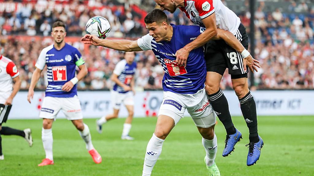 Filip Ugrinic hat im Luftduell mit Feyenoords Gernot Trauner einen schweren Stand