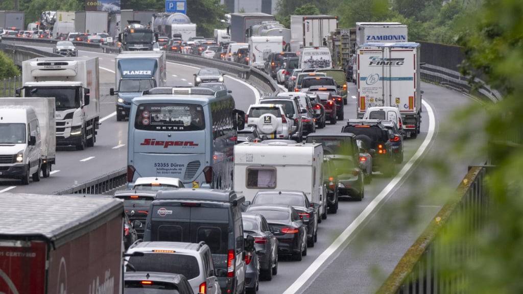 Im Urnerland auf der Zufahrt zum Gotthard-Strassentunnel bozt sich am Samstag einmal mehr das gewohnte Bild. (Archivbild)