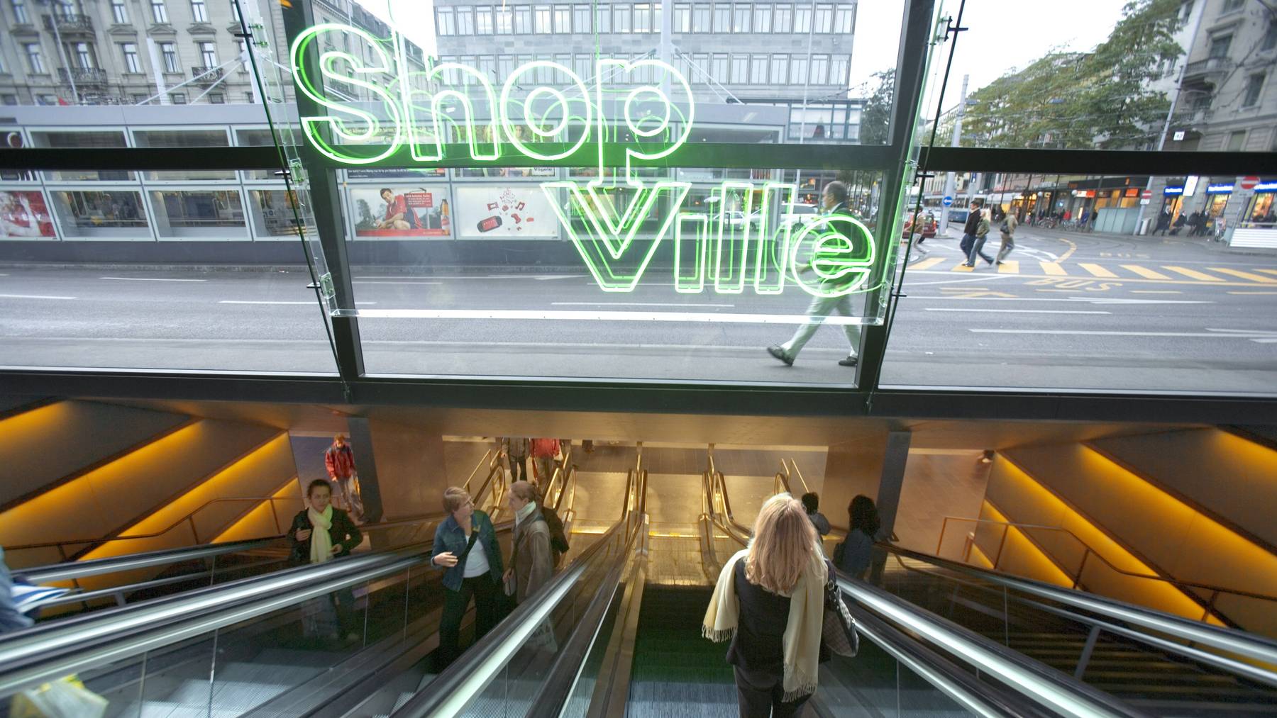 Geschäfte in Bahnhofspassagen wie dem Shop Ville am Zürich HB fehlen zunehmend die Kunden. Mit Ausnahme von Lebensmittelläden, Kiosken und Apotheken dürfen sie selbst entscheiden, ob sie schliessen.