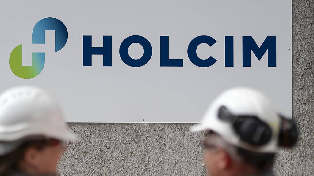 Zwei Mitarbeiter von Holcim im Zementwerk Siggenthal AG. (Archivbild)