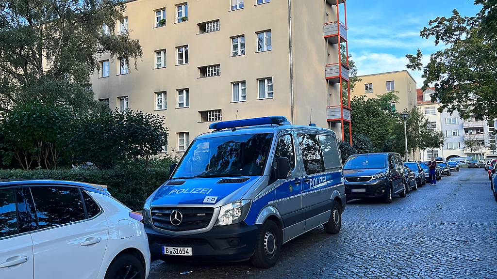 Ein Einsatzfahrzeug der Polizei steht bei einer Razzia gegen eine Neonazi-Gruppe in Berlin. Foto: Dominik Totaro/dpa - ACHTUNG: Person(en) und Kennzeichen wurde(n) aus rechtlichen Gründen gepixelt