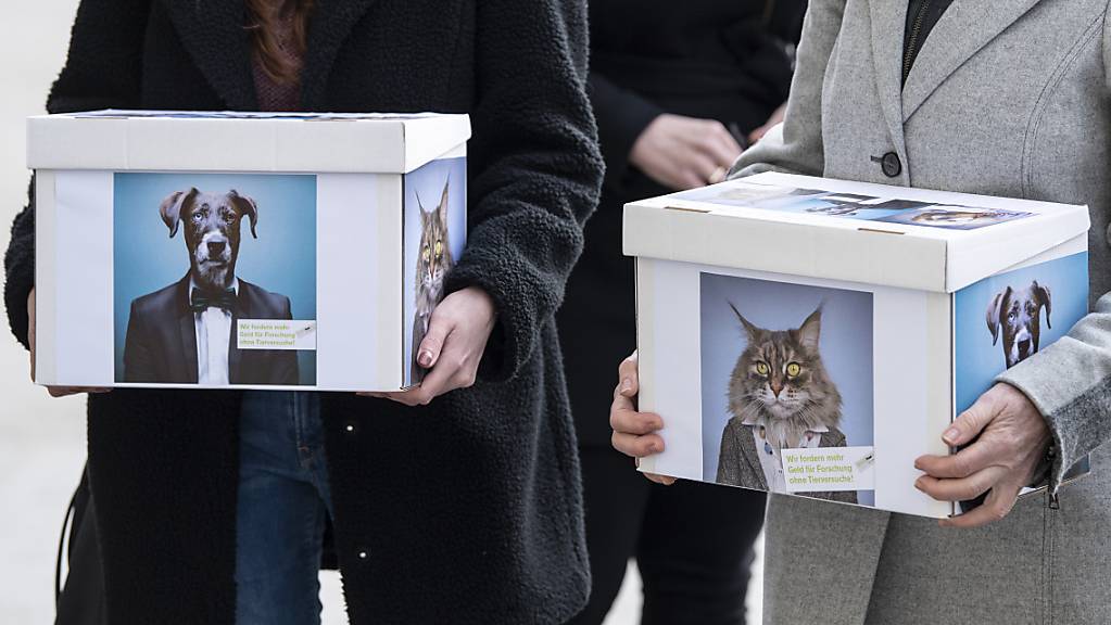 Die Schweiz soll aus der Forschung mit Tierversuchen aussteigen. Das fordert eine am Montag eingereichte Petition.