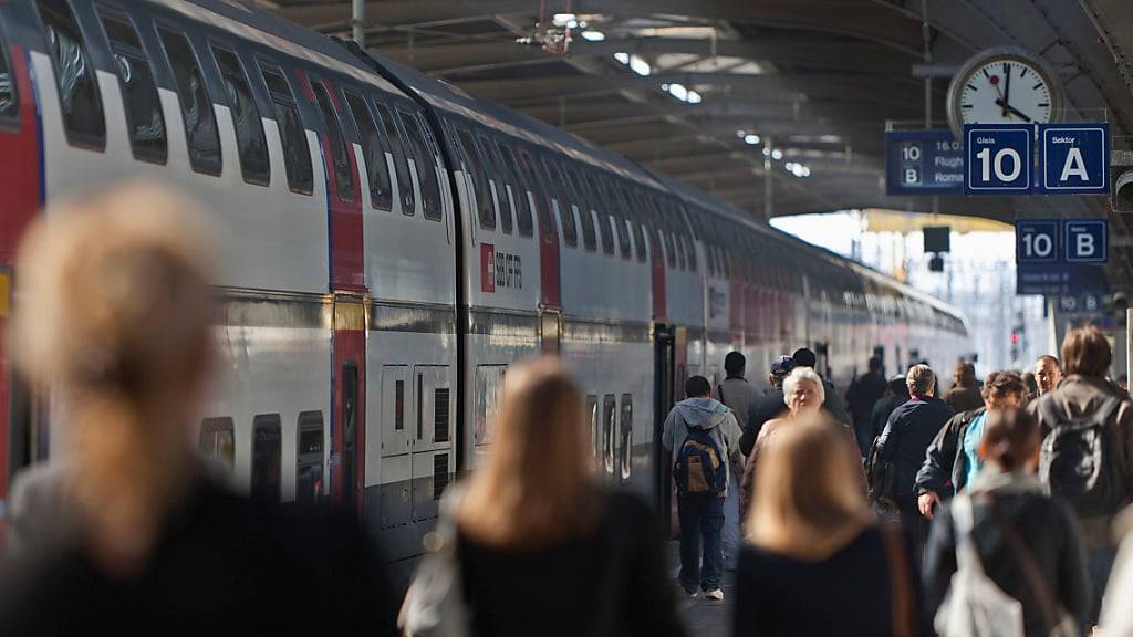 Pendler im Zürcher Hauptbahnhof: Die SVP nimmt einen neuen Anlauf, um die Zuwanderung in die Schweiz zu begrenzen. (Themenbild)