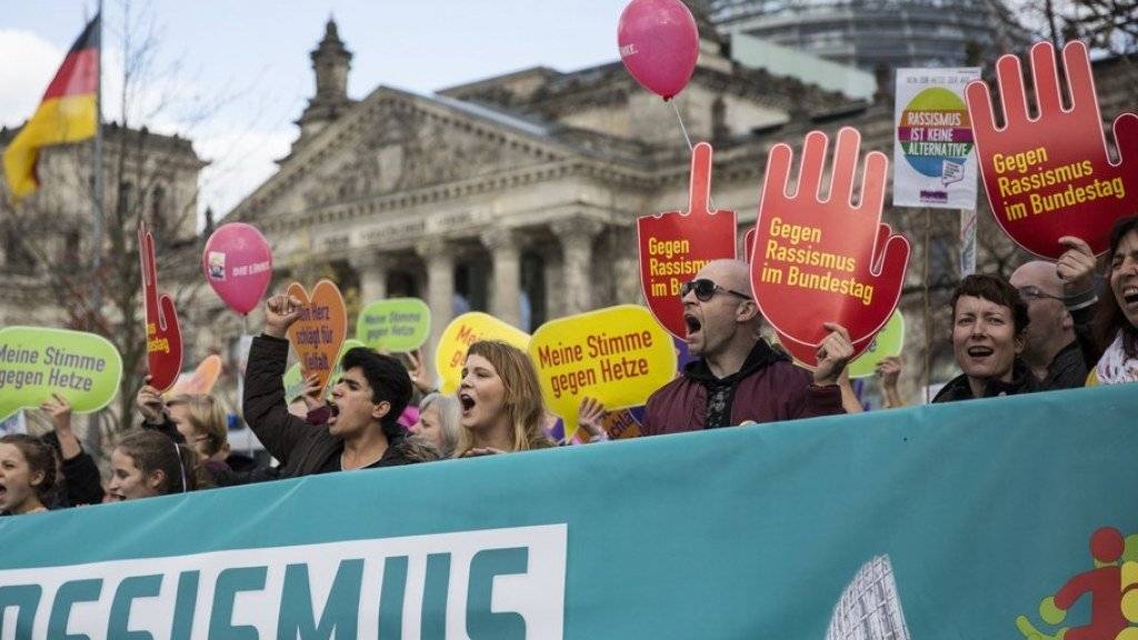 Tausende gingen am Sonntag in Berlin gegen Rassismus und einen Rechtsruck im neuen Bundestag auf die Strasse.