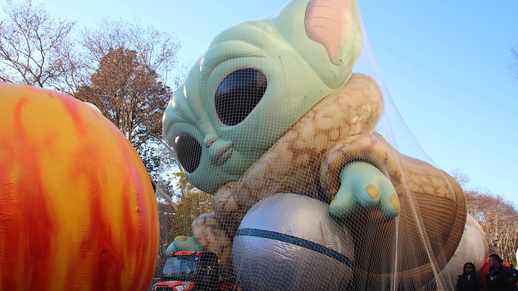 Ein Heliumballon in der Star Wars Figur Baby Yoda wird für die alljährliche Thanksgiving-Parade vorbereitet.