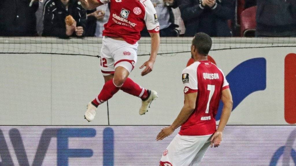 Mainz' Doppeltorschütze Pablo De Blasis (links) freut sich über das 1:0 in der Nachspielzeit der ersten Hälfte