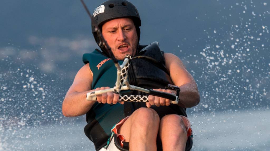 Murat Pelit, beim Wakeboarden, zur Zeit als er noch Monoskibob fuhr. Seit drei Jahren konzentriert er sich auf das Para-Tontaubenschiessen.