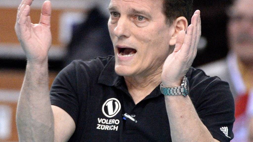 Volero-Coach Avital Selinger feuert seine Spielerinnen lautstark an