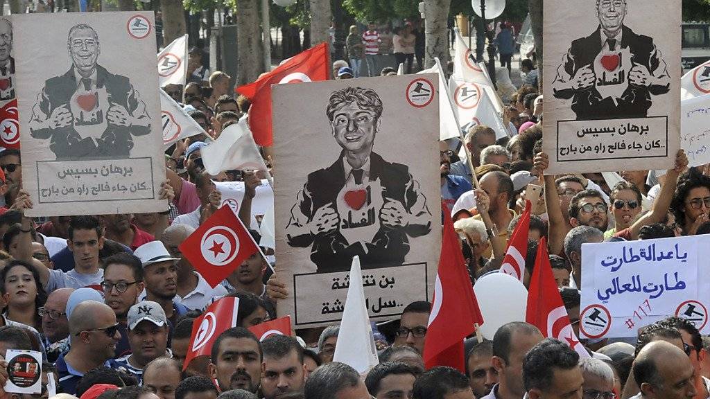 In Tunesien haben zahlreiche Menschen gegen ein neues Amnestie-Gesetz protestiert.