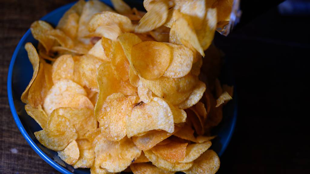 ARCHIV - Symbolbild. Der Verzehr besonders scharfer Chips durch Schüler einer fünften Klasse in Deutschland hat am Freitag einen medizinischen Großeinsatz ausgelöst. Foto: Robert Michael/dpa