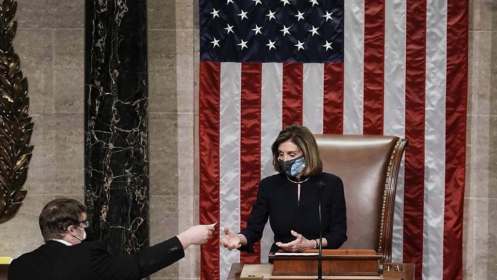 Nancy Pelosi, Sprecherin des Repräsentantenhauses, leitet die Schlussabstimmung um das Amtsenthebungsverfahren gegen Präsident Trump. Foto: J. Scott Applewhite/AP/dpa