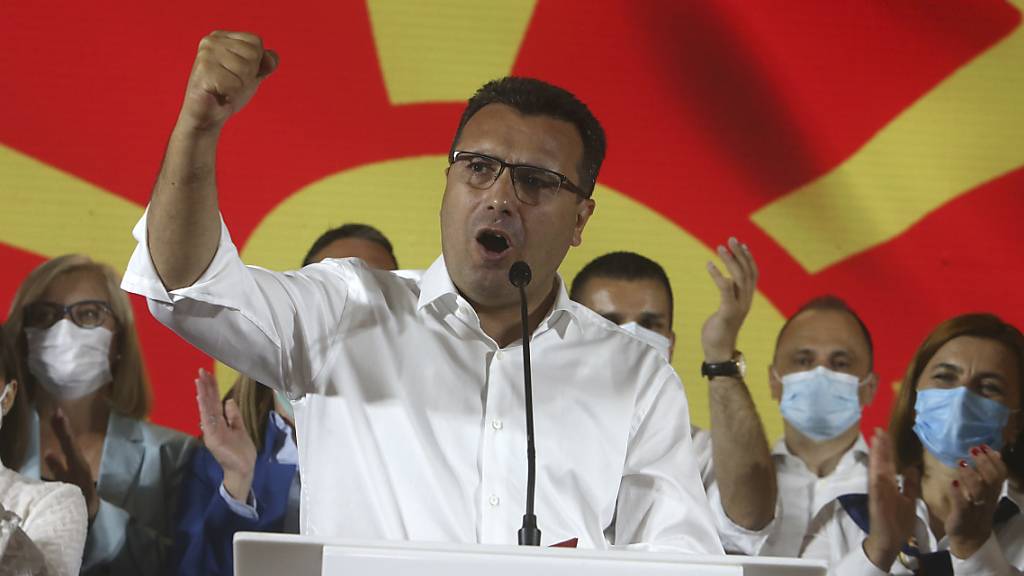 dpatopbilder - Zoran Zaev, Vorsitzender der pro-europäischen Sozialdemokraten (SDSM), erklärt seinen Sieg bei den Parlamentswahlen. Foto: Boris Grdanoski/AP/dpa