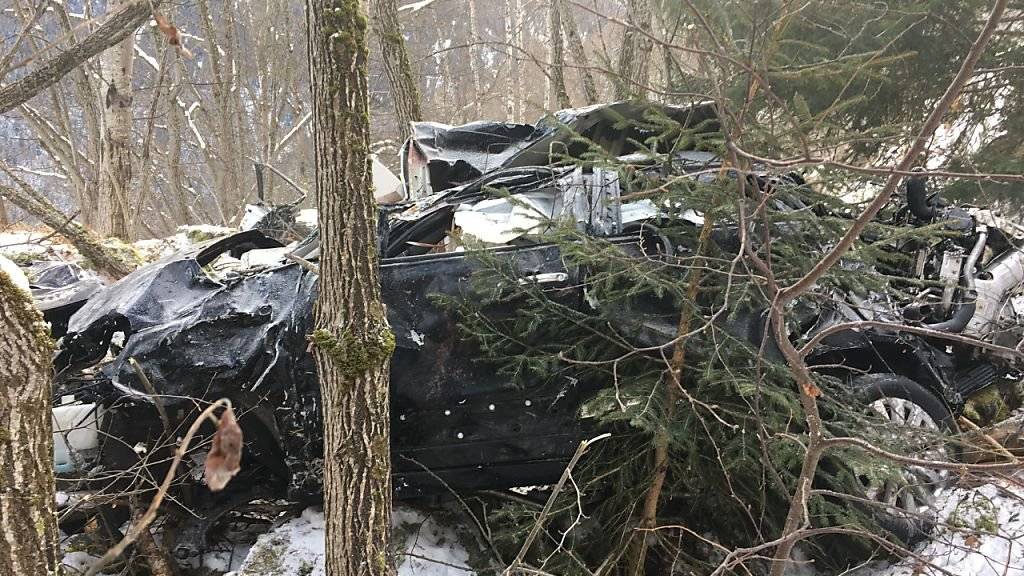 Bei einem Autounfall in Martigny VS ist ein russisches Ehepaar ums Leben gekommen. Zwei Kinder überlebten den Unfall. Das Auto überschlug sich mehrmals und kam nach rund 225 Metern in abschüssigem Gelände zum Stillstand.