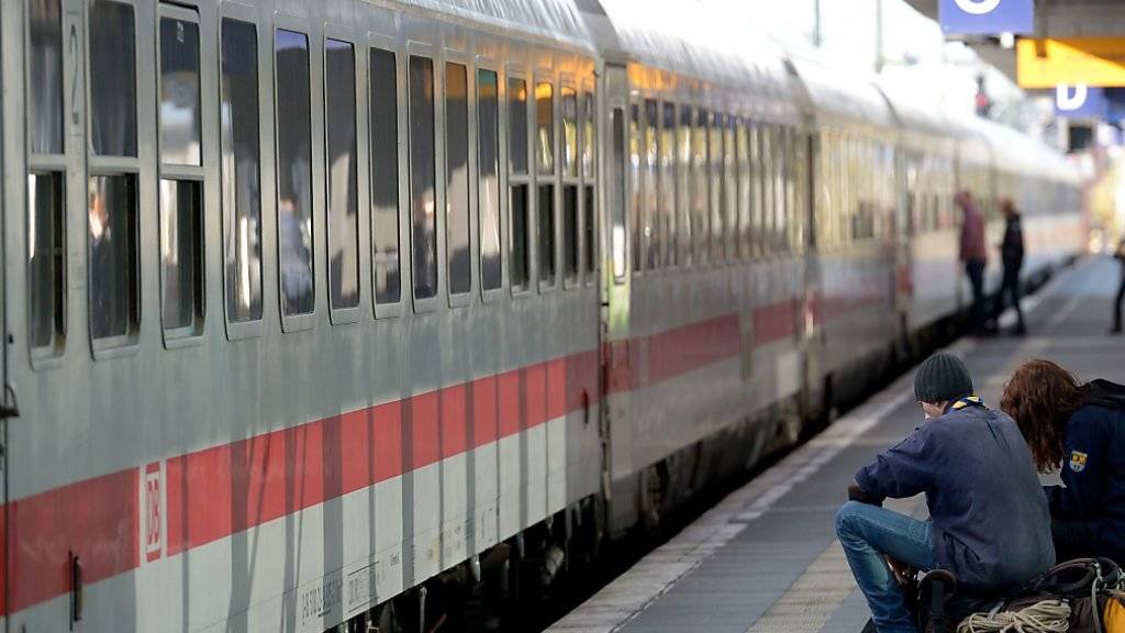 Wer öfter mit der Bahn nach Deutschland fährt, kennt das Problem. Die Deutsche Bahn ist chronisch unpünktlich. Mit Investitionen in die Bahnknotenpunkte soll sich das jetzt ändern. (Archiv)