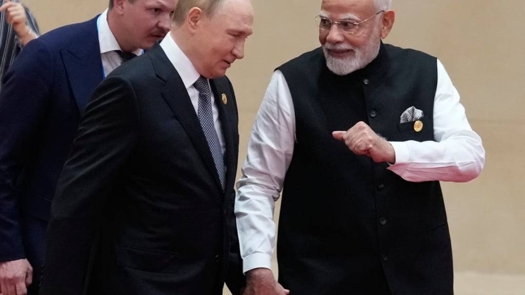 dpatopbilder - Der indische Premierminister Narendra Modi (r) geht mit dem russischen Präsidenten Wladimir Putin während des Gipfels der Shanghaier Organisation für Zusammenarbeit (SOZ) im Meijiang Convention and Exhibition Center. Foto: Suo Takekuma/Pool Kyodo News/AP/dpa