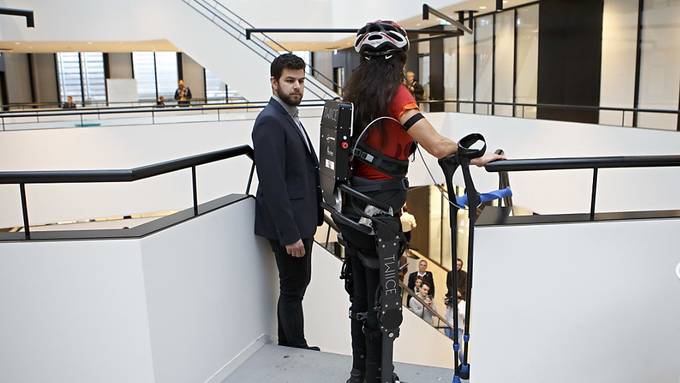 Mit dem Exoskelett raus aus dem Rollstuhl