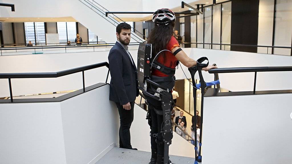 Ein Helfer bleibt in der Nähe, um gegebenenfalls mit dem Exoskelett zu assistieren. Besondere Fachkenntnisse müsse ein solcher Begleiter aber nicht haben, so die EPFL-Forscher.