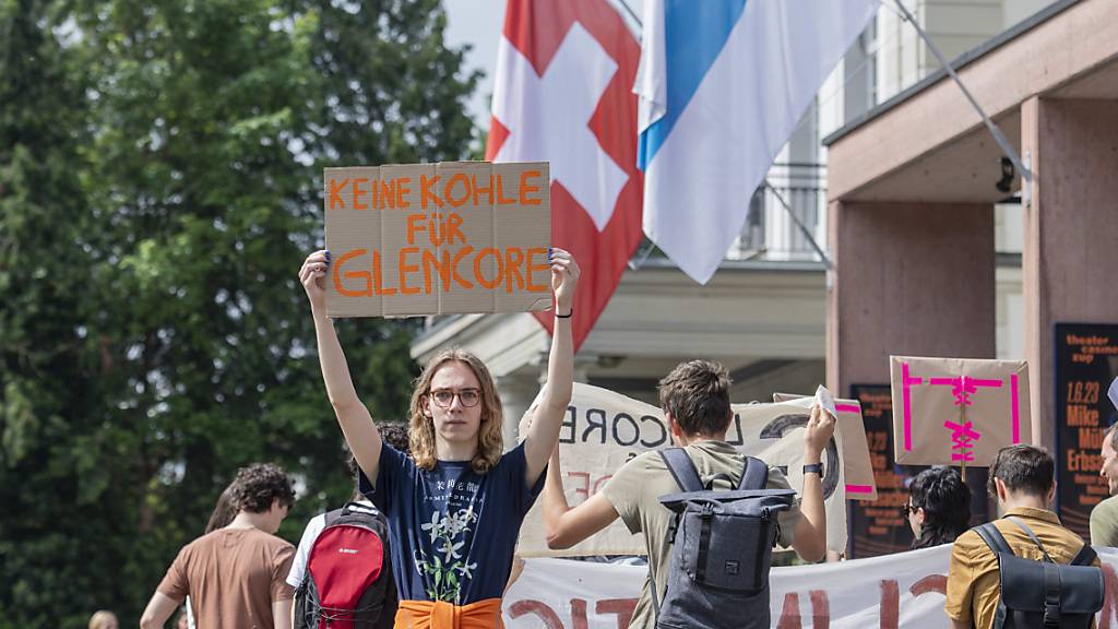 Protestaktion vor Glencore-GV in Zug