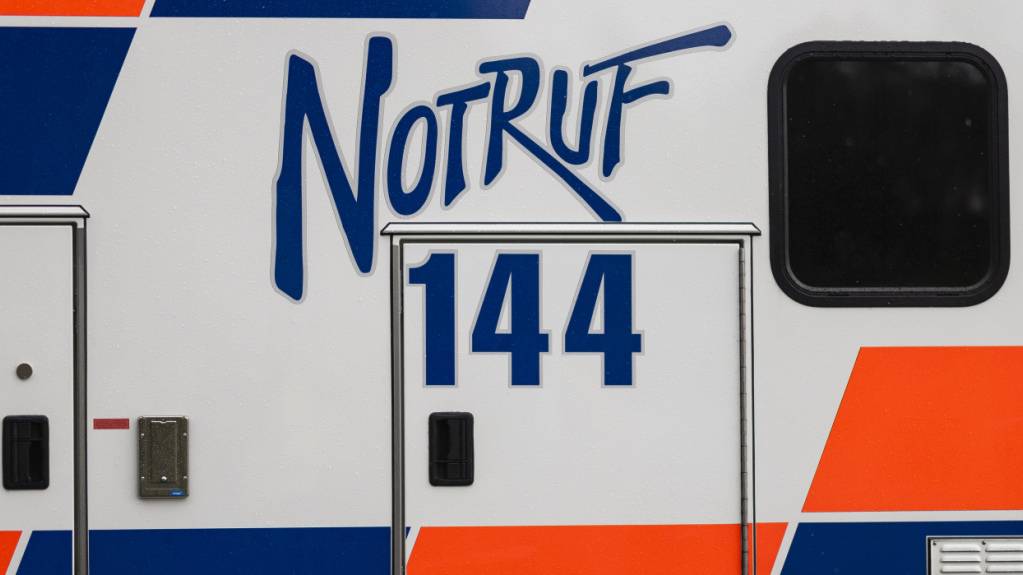 Die Ambulanz brachte zwei verletzte Autofahrer ins Spital. (Symbolbild)