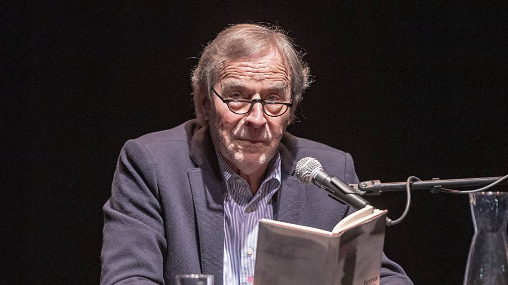 Der 78-jährige Autor Klaus Merz gehört zu den leisen Stimmen in der schweizerischen Literatur. Er ist Verfasser von Werken wie «Jakob schläft» (1997) oder «Los» (2005) und wurde mehrfach ausgezeichnet. Jetzt ehrt ihn das Bundesamt für Kultur mit dem Grand Prix Literatur. (Archivbild)