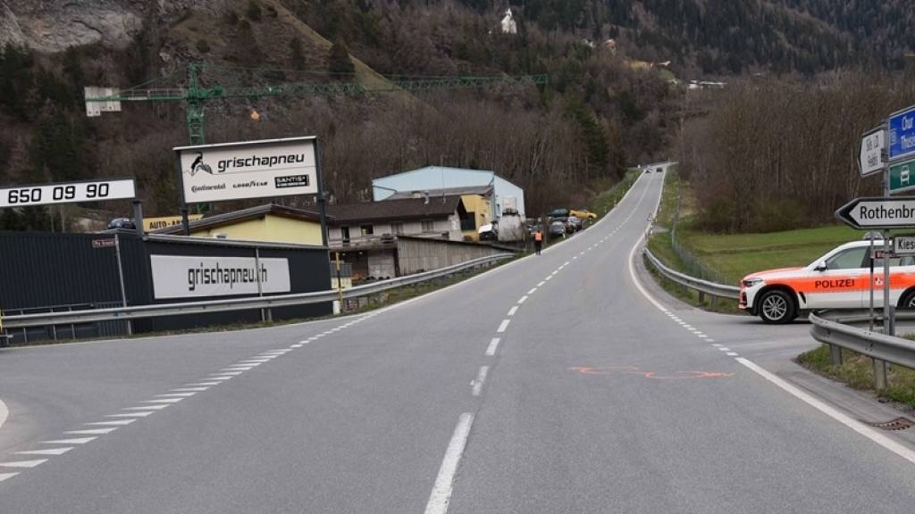 Der Velofahrer und das Auto kollidierten auf dieser Kreuzung im Domleschg GR.