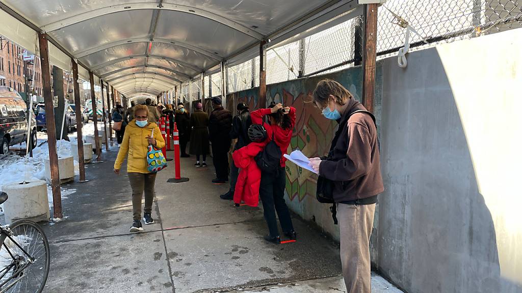 Menschen warten vor dem größten Corona-Impfzentrum des Staates New York, das auf dem Campus des Medgar Evers College in Crown Heights, Brooklyn, eröffnet wurde. Foto: Marie Le Ble/ZUMA Wire/dpa