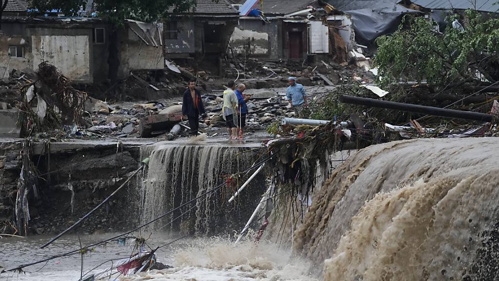 Die extremen Regenfälle in Peking sind eine Folge des Tropensturms «Doksuri». Foto: Andy Wong/AP/dpa