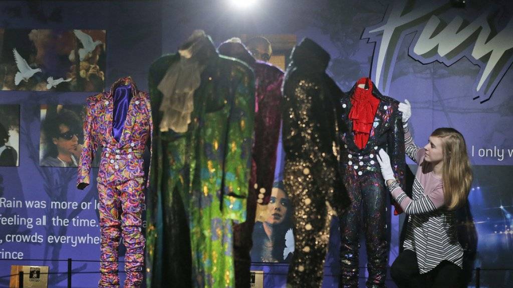 Wie ein Puppenhaus der Prince-Welt: In der Ausstellung «My Name Is Prince» in London sind Hunderte Kleider und andere Habseligkeiten des verstorbenen Musikers zu sehen.