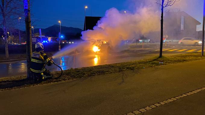 Während der Fahrt Feuer gefangen: Auto brennt komplett aus