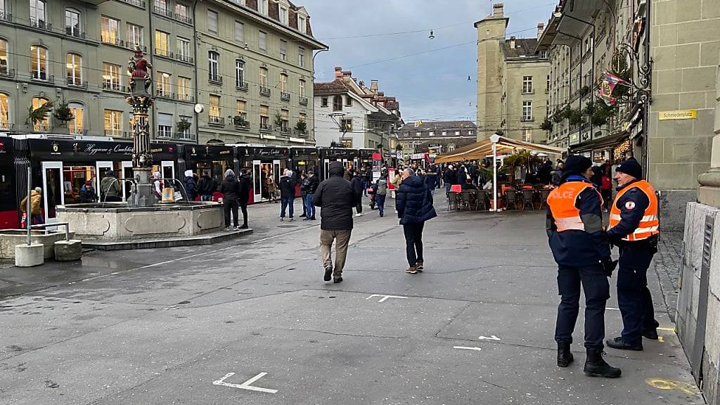 Die Berner Polizei markiert bei den serbischen Fans präsenz.